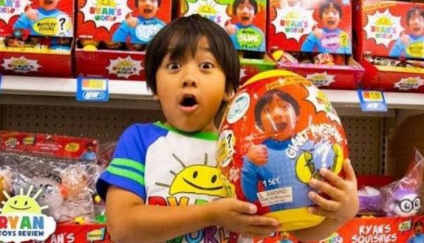 طفل على اليوتيوب لديه 25 مليون مشترك وحصل على 26 مليون دولار في عام واحد ! تعرف عليه