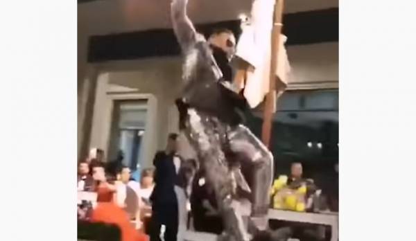 بالفيديو.. شاهد سقوط الفنان محمد رمضان في حفل دبي وكيف كانت ردة فعله!