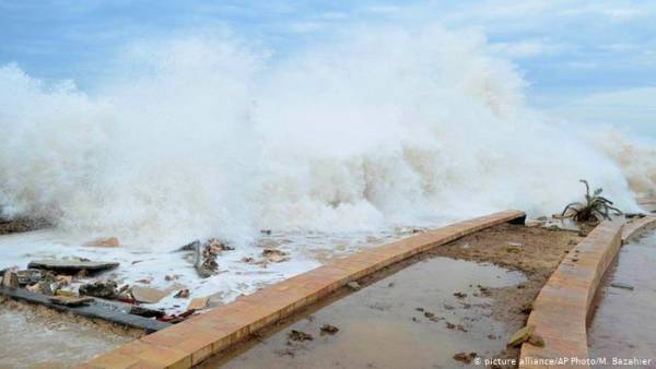 تحذير شديد من مخاطر اعصار يصل إلى سواحل هذه المحافظات اليمنية