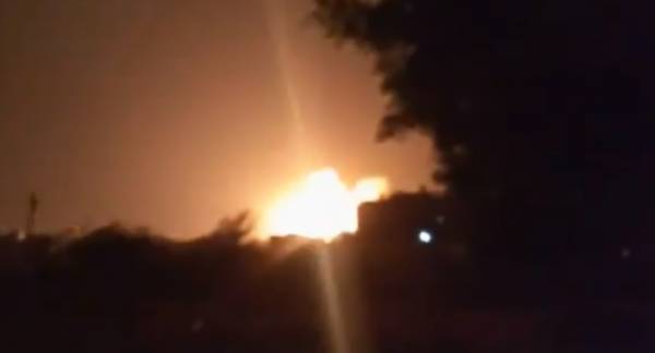 شاهد.. انفجارات ضخمة تهز منطقة الثورة في صنعاء ومصادر تكشف الأسباب “فيديو”