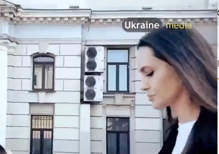 شاهد فيديو لحظة هروب أنجلينا جولي أثناء زيارة مدينة أوكرانية لهذا السبب