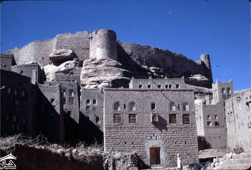 قلعة رداع التاريخية تتعرض لانهيار جزئي في سورها الغربي