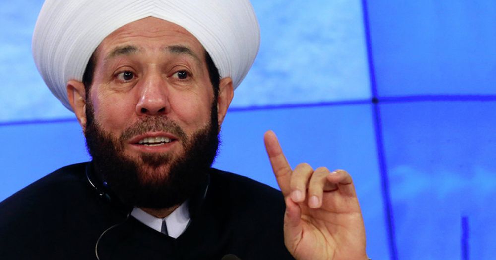 فيديو.. سوريون يقتحمون منزل مفتي الأسد أحمد حسون