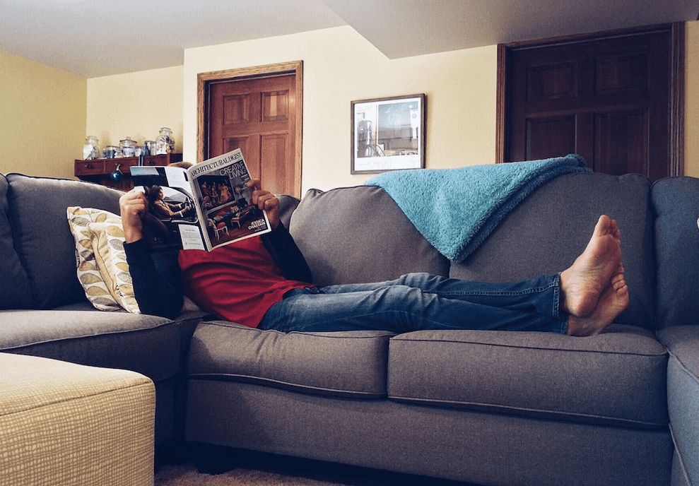 أسرار الشخصية المنزلية.. 8 سمات نفسية تميز عشاق البقاء في البيت خلال العطلات