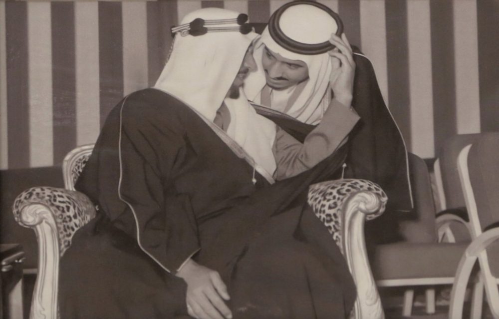 صورة نادرة تجمع الملك سعود والملك سلمان في الرياض عام 1957
