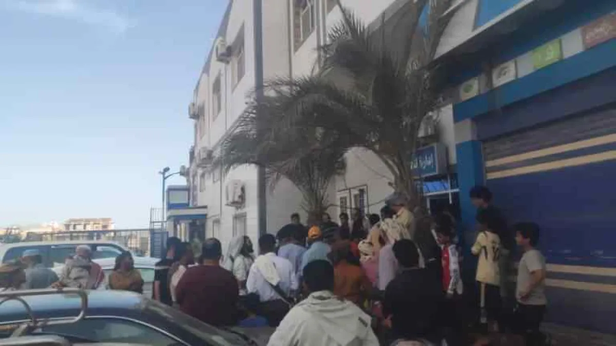 صدمة في عدن بعد إعلان إفلاس شركة صرافة جديدة واحتجاجات غاضبة للمودعين