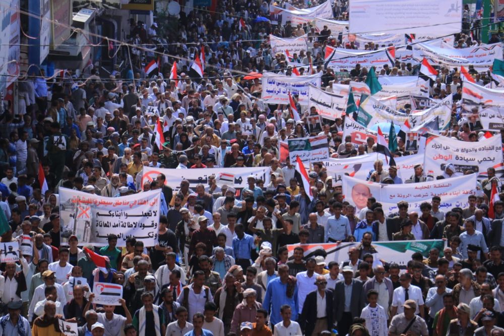 تظاهرة ضخمة في تعز تؤيد استئناف تصدير النفط وتطالب بإنهاء الحصار