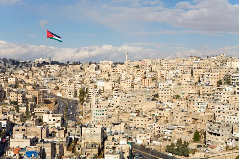 انفجارات في الأردن وتفعيل صفارات الإنذار بعد اختراق صواريخ إيرانية للأجواء