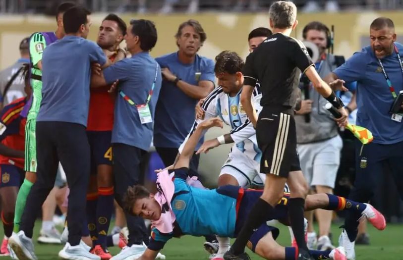 مقزز ووصمة عار.. صحف العالم تهاجم لاعبي الأرجنتين بعد الاعتداء على نجوم إسبانيا