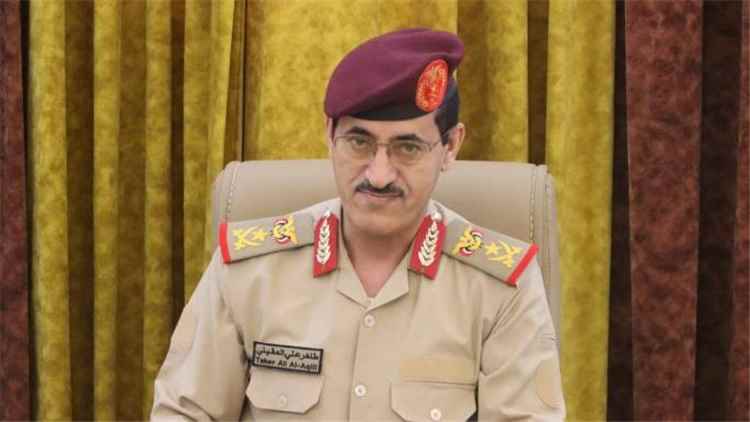 وزير الدفاع طاهر العقيلي يتلقى اتصالًا من محافظ حضرموت بشأن تطورات الجبهات