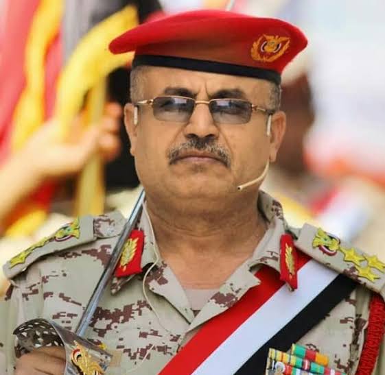 المجيدي يتفقد جبهات تعز الأمامية ويشيد بجاهزية المقاتلين