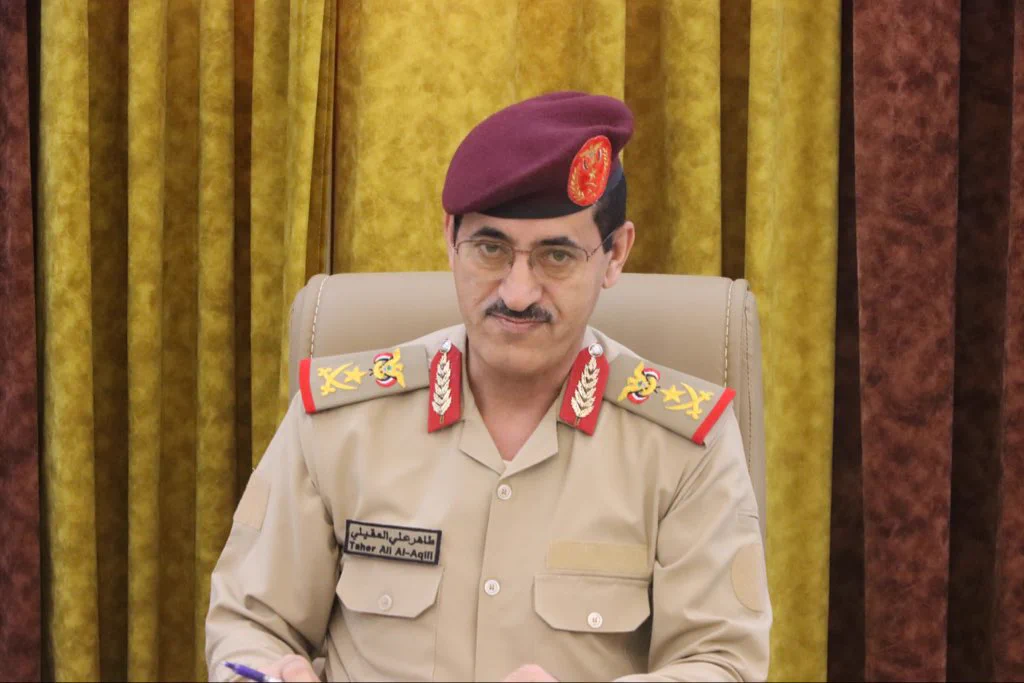وزير الدفاع اليمني يعتذر للقبائل عن تحذير "الأهداف العسكرية" ويأمر بفتح تحقيق