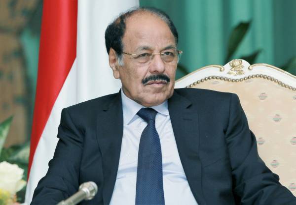 علي محسن الأحمر يدعو لتحرك عسكري متزامن في جميع الجبهات