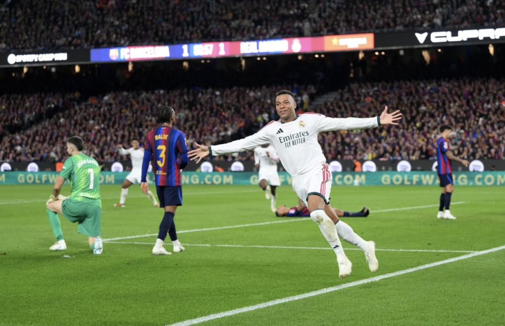 ثنائية مبابي تمنح ريال مدريد فوزاً ثميناً على برشلونة بنتيجة 2-1