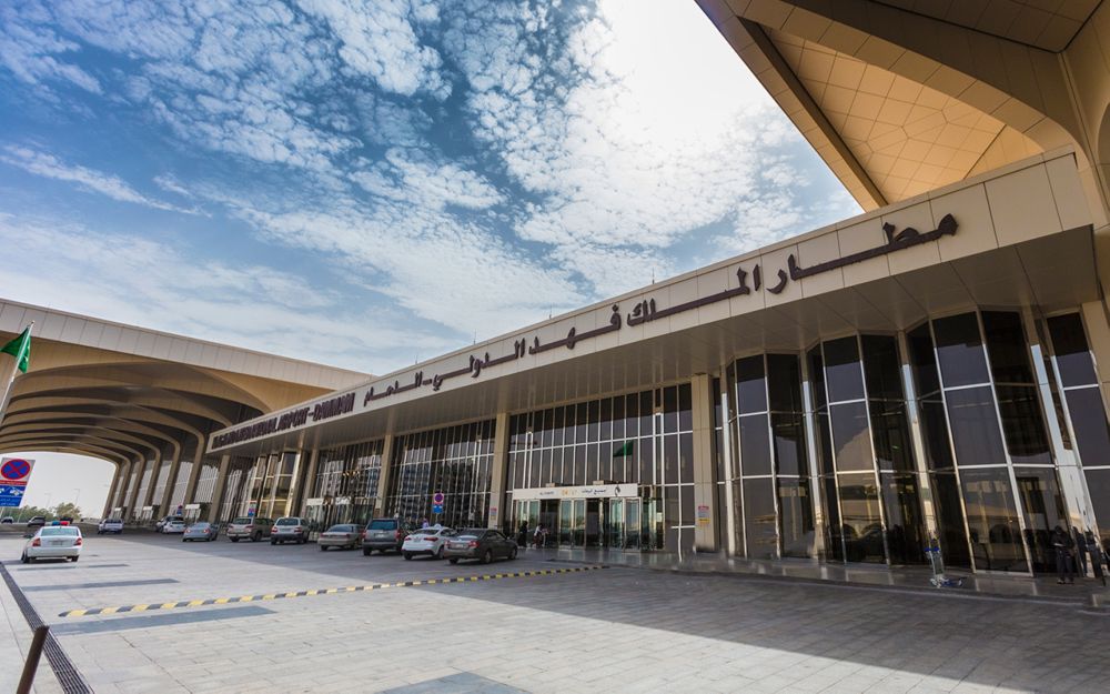 بعد مطار الرياض.. التحالف يعلن سقوط مقذوف في محيط مطار الملك فهد الدولي بالدمام
